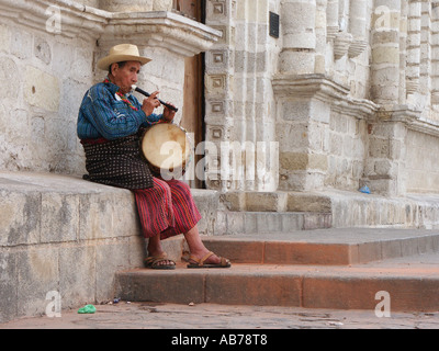 Les aînés de l'homme robe traditionnelles mayas tambour jouant en face de la cathédrale de Panajachel, Guatemala Banque D'Images