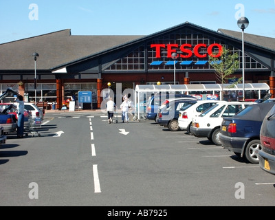 Ledbury Hereford Herefordshire petits supermarché Tesco store en pays ville personnes avec trollies Banque D'Images