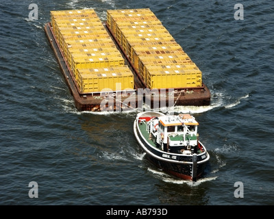 En regardant vers le bas les barges de traction de remorqueurs chargés de conteneurs remplis de déchets compactés des arrondissements de Londres transportés vers les sites d'enfouissement d'Essex, au Royaume-Uni Banque D'Images