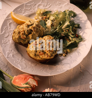 Pommes de terre au four farcies à l'avocat Banque D'Images
