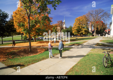 Les étudiants sur le campus de l'Université de l'Ivy League Dartmouth College à Hanover, New Hampshire Banque D'Images