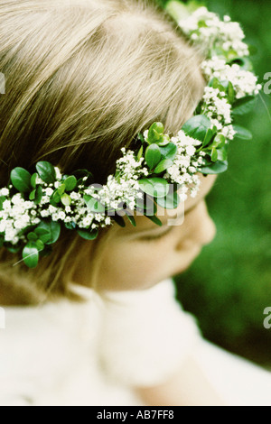 Fille avec une couronne de fleurs Banque D'Images