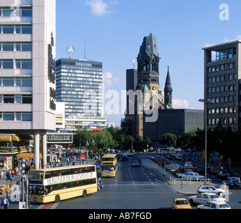 Le trafic sur la bande Ku damm Strasse avec Kaiser Wilhelm Memorial Church à Berlin Allemagne Banque D'Images