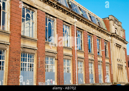 Ancien Art College et à l'abandon maintenant vandalisée dans ville de Newport, Gwent, Galles du Sud, UK Banque D'Images