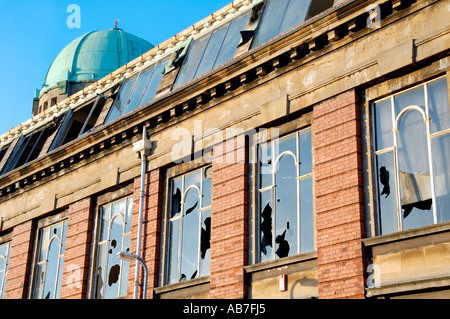 Ancien Art College et à l'abandon maintenant vandalisée dans ville de Newport, Gwent, Galles du Sud, UK Banque D'Images