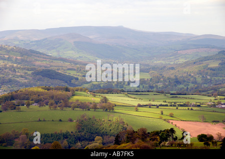 Vue sur les terres agricoles du mont du Pain de Sucre Abergavenny Monmouthshire South Wales UK Banque D'Images