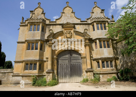 Maison de gardien à Manoir Stanway construit en 1630 dans l'architecture d'époque de style jacobéen Guiting pierre jaune Stanton Cotswolds UK Banque D'Images