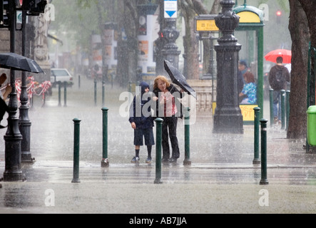 D'une averse sur la rue Andrassy à Budapest Hongrie Banque D'Images