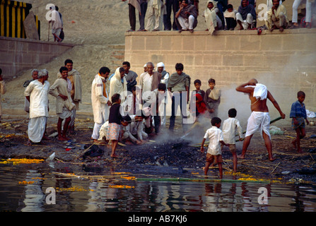 Varanasi Inde (banares) Ganges Burning Ghats Cendres dans River Banque D'Images