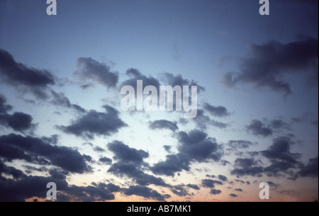Nuages dans un ciel au crépuscule Banque D'Images
