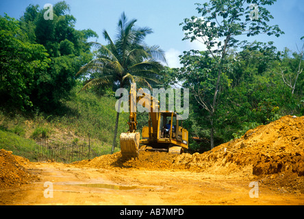 Tobago Construction de nouvelles routes de forêt tropicale de la Pelle Banque D'Images