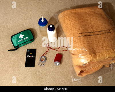 Kit de survie de l'eau Couvertures Chocolat Bouteille Torche Boussole Trousse de premiers soins Banque D'Images