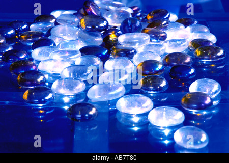 Une image positive de l'perles de verre sur une table Banque D'Images