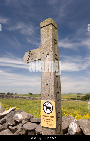 Derbyshire Peak District près de Litton Tideswell to sentier public signe avec l'agnelage d'avertissement de temps Banque D'Images