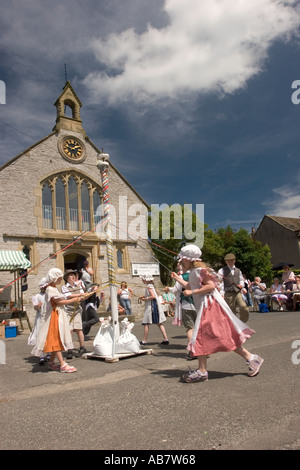 Derbyshire Peak District près de Litton Tideswell to vinaigrette bien ronde danse enfants école maypole Banque D'Images