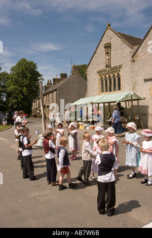 Derbyshire Peak District près de Litton Tideswell to vinaigrette bien les enfants de l'école de danse folklorique Banque D'Images