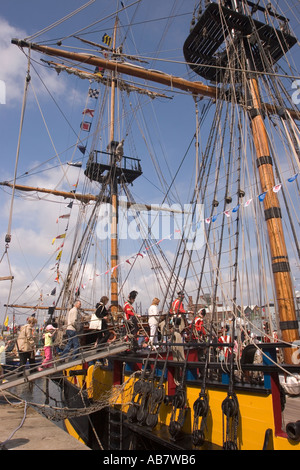 Liverpool Merseyside Mersey River Festival Grand Turk Tall Ship dans conserver demi-marée d'embarquement visiteurs Dock Banque D'Images