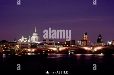 Ville de London panorama au crépuscule avec la Cathédrale St Paul, Tower 42, le Gherkin, Thames et Blackfriars Bridge en premier plan Banque D'Images