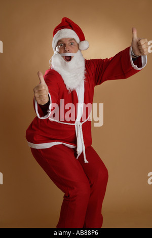 Portrait d'un Père Noël en costume, faisant de l'o.k.-sign Banque D'Images