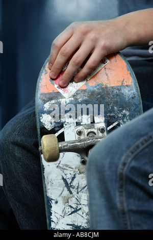 Kid holding un skateur professionnel Banque D'Images