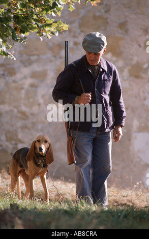 Vieil homme à la chasse avec son chien, France Banque D'Images
