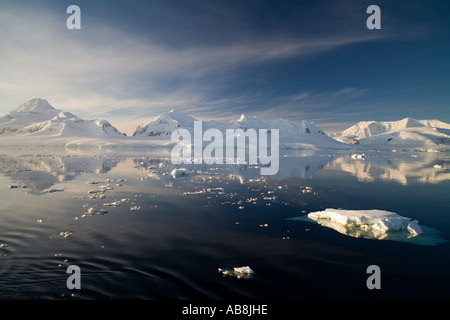 Coucher de soleil sur le canal Neumayer, la péninsule Antarctique, l'Antarctique Banque D'Images