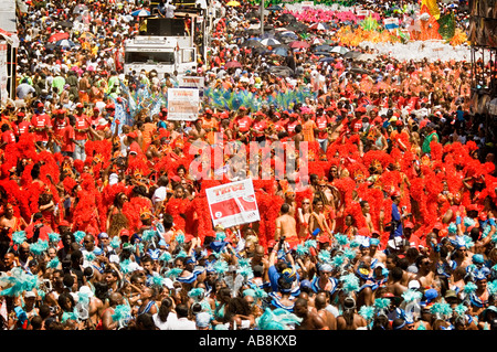 Antilles Port of Spain TRINIDAD Carnival Carnival défilé de fanfares célébrer sur scène principale Queens Park Savannah Banque D'Images