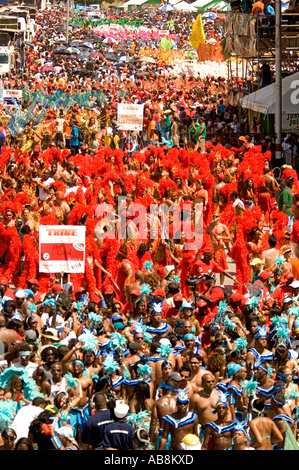 Antilles Port of Spain TRINIDAD Carnival Carnival défilé de fanfares célébrer sur scène principale Queens Park Savannah Banque D'Images