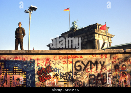 Porte de Brandebourg Allemagne Berlin le mur démantelé Novembre 1989 personnes Banque D'Images