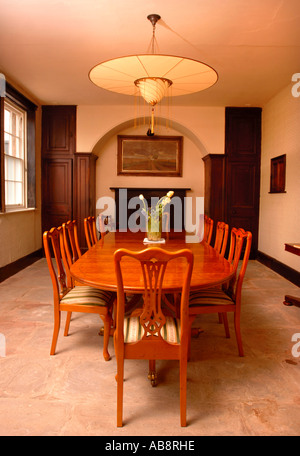 Une salle à manger traditionnelle de style Régence BRITANNIQUE AVEC CHAISES À RUBAN Banque D'Images