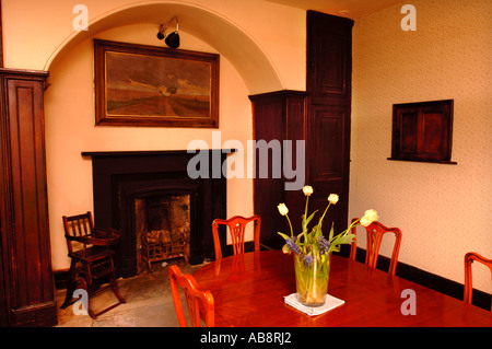 Une salle à manger traditionnelle de style Régence BRITANNIQUE AVEC CHAISES À RUBAN Banque D'Images