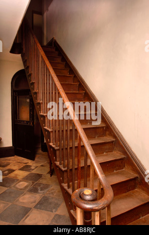 Un escalier en chêne de style victorien AVEC DES TRAVAUX DE RESTAURATION DE LA RAMPE INFÉRIEURE FAITES DÉFILER UK Banque D'Images