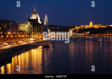 Voir l'ensemble du Danube vers le parlement hongrois dans le district de ravageurs et la colline du Château au quartier de Buda à Budapest Hongrie Banque D'Images