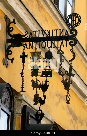 Enseigne médiévale en fer forgé d'un magasin d'antiquités Quartier du château de Buda Budapest Hongrie Banque D'Images