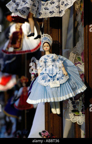 Marionnettes habillés en vêtements traditionnels hongrois dors vente dans un magasin de souvenirs à Budapest Hongrie Banque D'Images