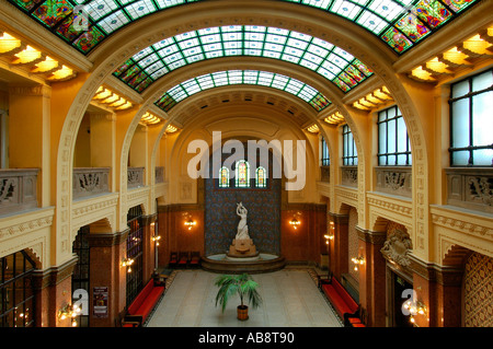 Hall d'entrée de style art nouveau de la thermes gellert gellert furdo ou situé dans le quartier de Buda à Budapest Hongrie Banque D'Images