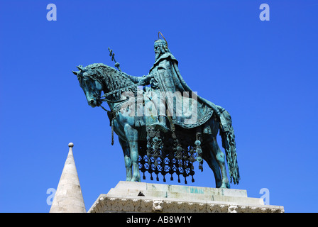 Grand lit King Stephen's Monument équestre dans le quartier du château de Budapest, Hongrie. Banque D'Images