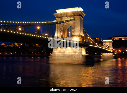 Vue nocturne de la place szechenyi chain bridge un pont suspendu qui enjambe le Danube entre Buda et Pest à Budapest Hongrie Banque D'Images