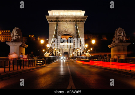 Vue nocturne de la place szechenyi chain bridge un pont suspendu qui enjambe le Danube entre Buda et Pest à Budapest Hongrie Banque D'Images