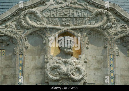 Buste de Sir Thomas Gresham à la façade du somptueux hôtel quatre saisons de style Art nouveau, construit en 1906 à Budapest, Hongrie Banque D'Images