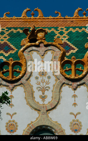 Les tuiles de pyrogranite Zsolnay décorent le toit du Trésor public hongrois construit dans le style Art Nouveau conçu par Ödön Lechner à Budapest Hongrie Banque D'Images