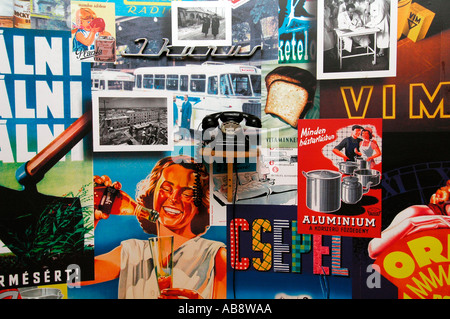 Un collage de l'ère communiste hongrois affiches publicitaires affichées à la terreur Haza ou Maison de la terreur musée situé à Budapest Hongrie Banque D'Images