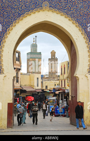 Vue par la porte Bab Boujeloud Fès Morokko Banque D'Images