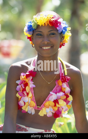 Young woman in bikini, le port de la décoration de fleurs artificielles, la République dominicaine, Santo Domingo. Banque D'Images