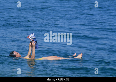 Jeune femme dans la mer Morte, la Jordanie, la mer Banque D'Images