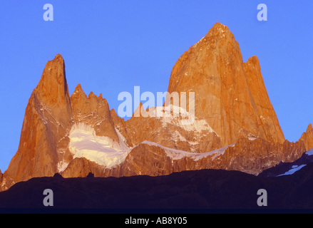 Cerro Fitz Roy (11171ft), première lumière du matin, l'Argentine, Patagonien, Parc National Los Glaciares, Mar 05. Banque D'Images