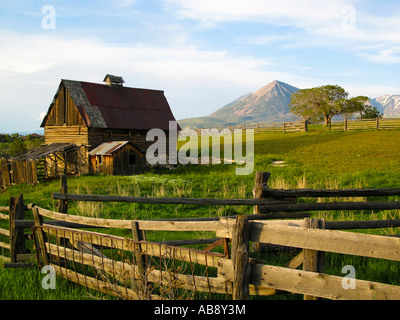 Ancienne grange scène dans l'ouest du Colorado Banque D'Images