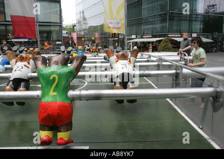 Jouer lifesize baby-foot pendant worldcup Berlin Allemagne Banque D'Images