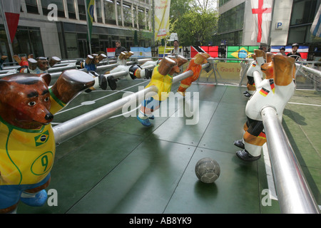 Jouer lifesize baby-foot pendant worldcup Berlin Allemagne Banque D'Images