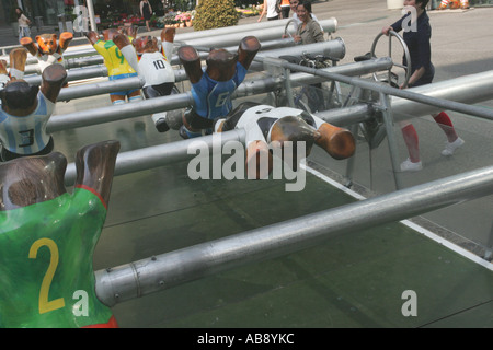 Jouer lifesize baby-foot pendant worldcup Berlin Allemagne Banque D'Images